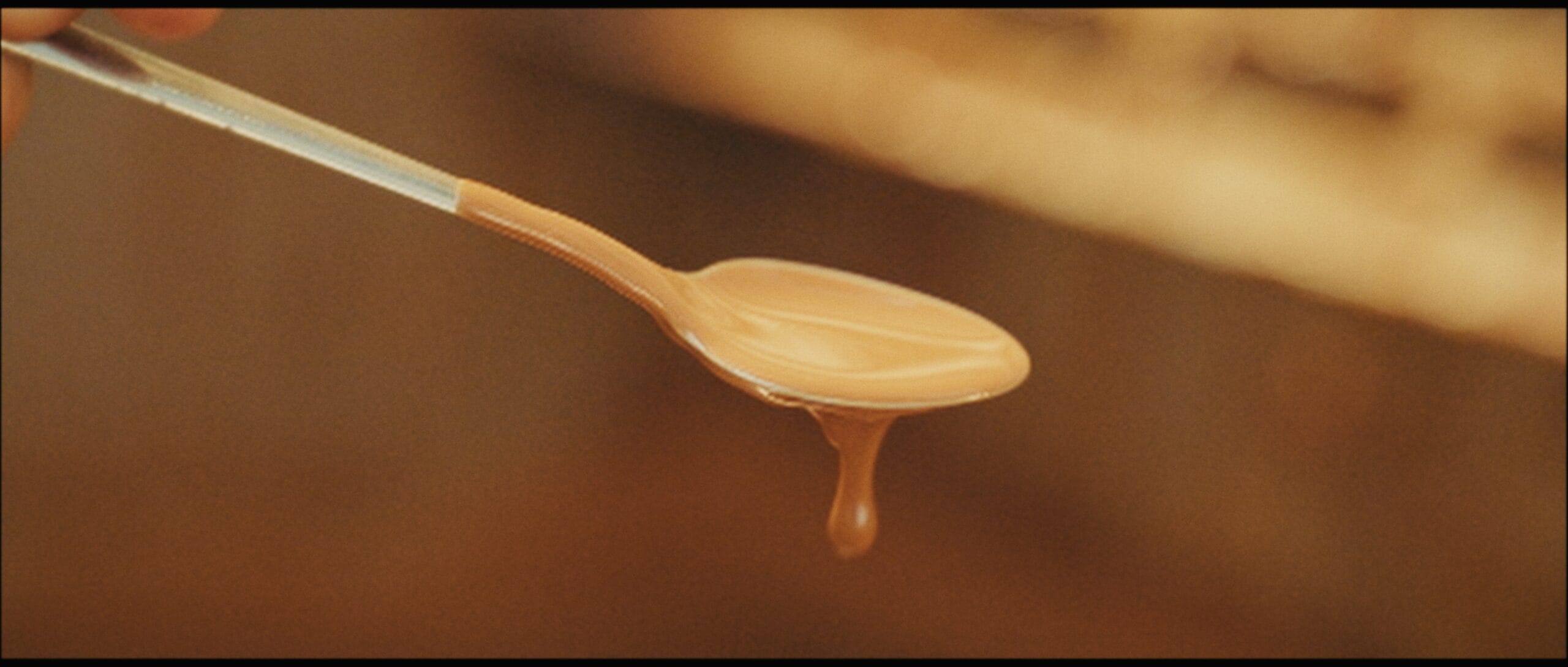 Cuillère de chocolat fondu en cours de préparation par Vincent Guerlais, maître chocolatier nantais